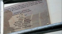 La plaque du souvenir avec le nom des journalistes assassinés